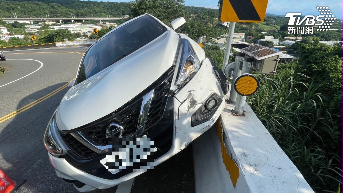 新扶牆跑法？彰化女駕駛上坡過彎失敗　整車45度斜卡護欄
