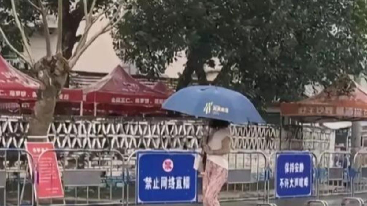 全紅嬋家門擺出拒馬。(圖/翻攝自 微博)