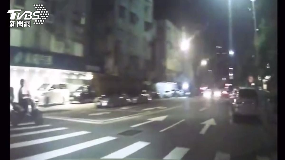PO文駕駛行車紀錄器完全沒有拍到行人通行。(圖/TVBS)