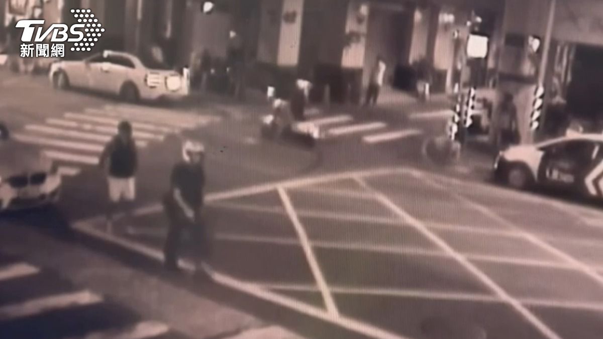 中秋烤肉變調!違規停車被取締 刺青男「三字經」辱警遭逮捕