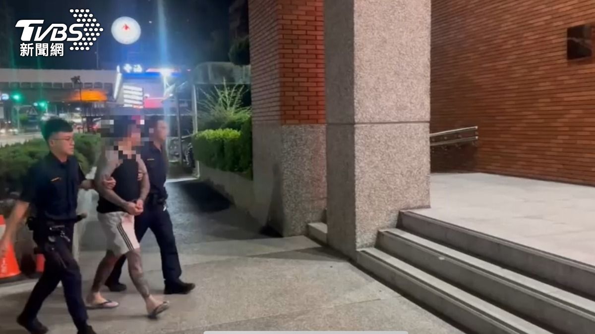 陳男朝警員飆罵「三字經」，最後慘被壓制逮捕。（圖／TVBS）