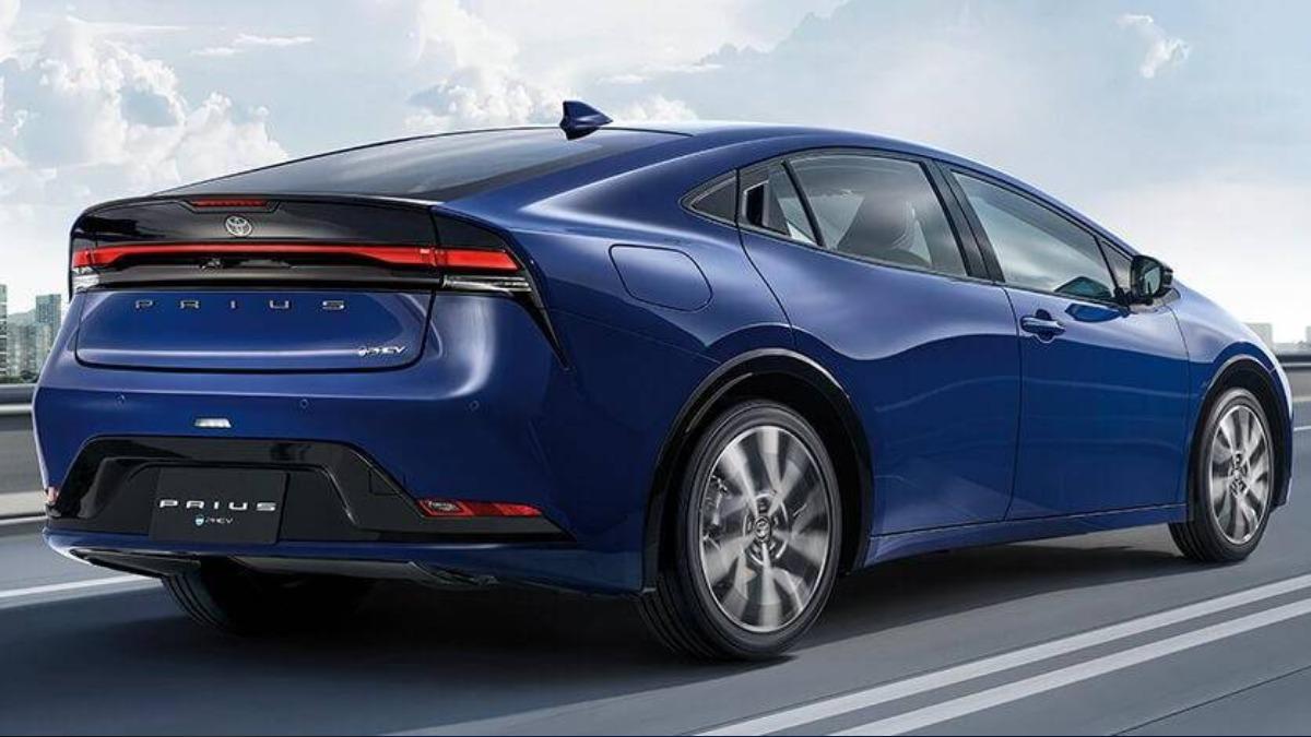 台灣僅導入Prius PHEV，國內旗艦版車型純電續航里程為97公里、平均油耗達137km/L，鉑金版純電續行也有87公里，平均油耗119.1km/L。（圖／Toyota提供）