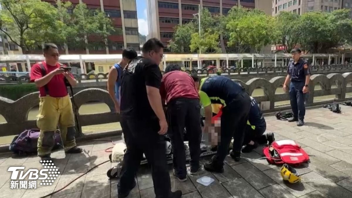 救護人員見狀,率先對其施做CPR並且利用AED救援。(圖/TVBS)
