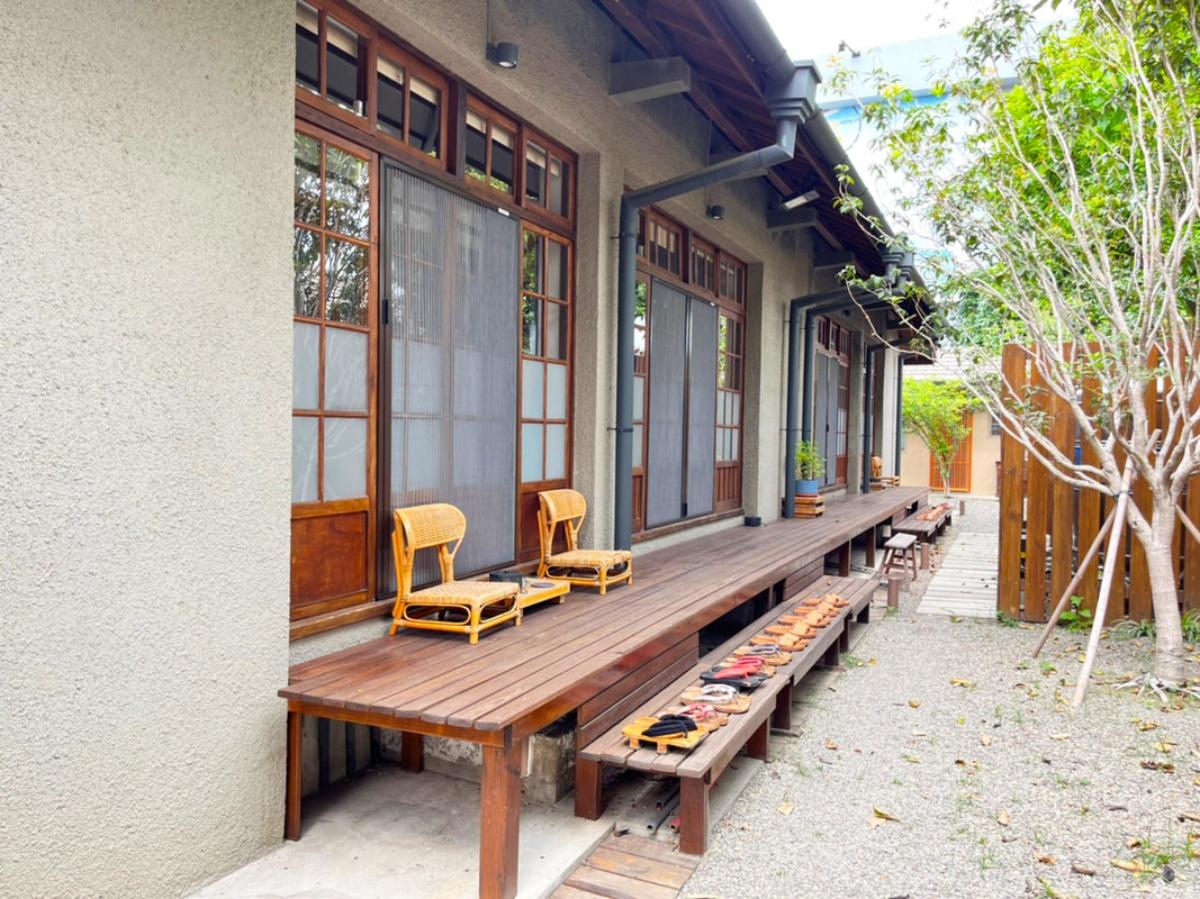 外觀日式建築黑瓦斜屋頂，抬高的建築基座可防潮通風，是全台首座飛官眷舍的民宿。（圖／勝利文旅日式民宿提供）