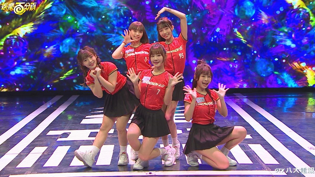 「小龍女」詩雅(左起)、李芷霖、馬妹、林襄、小映參與新單元「挑戰娛樂城」錄製。(圖/八大提供)