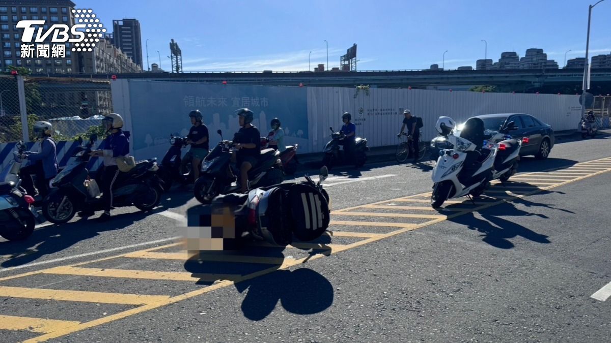 黃牌重機撞上闖紅燈的單車騎士後慘摔,造成3人受傷送醫。(圖/TVBS)