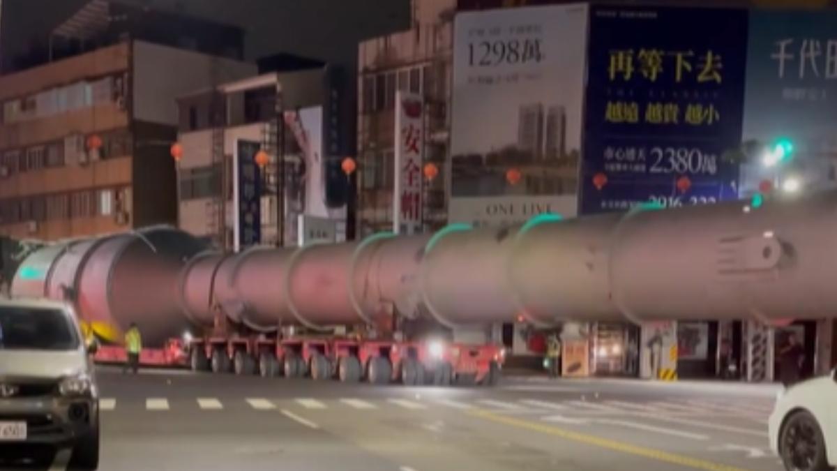 背景曝光！台南深夜街上驚現「巨型棒狀物」 吊車大王全程護送