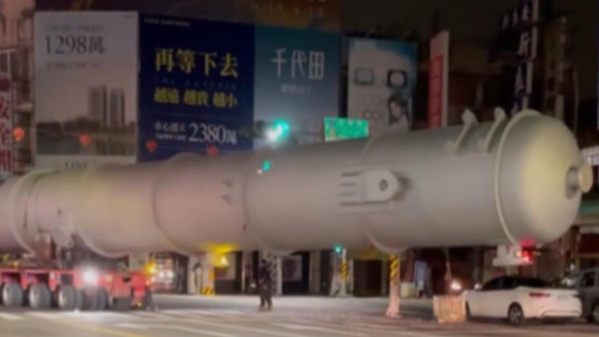 不少民眾跑出來圍觀。(圖/翻攝自thread)