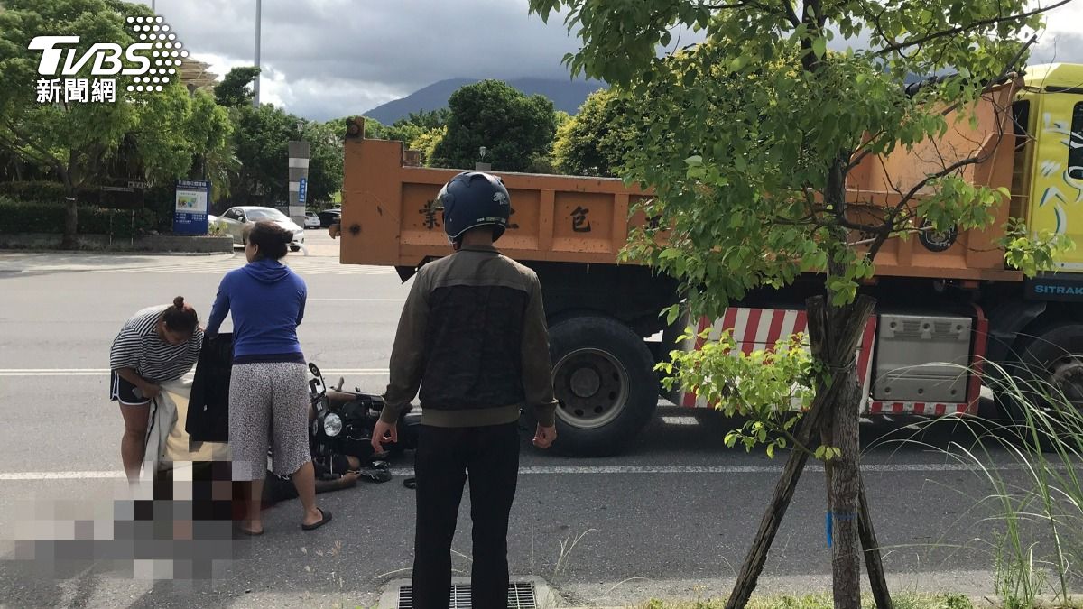分心多看一眼路口車禍　下秒猛撞前方砂石貨車...頭部重創亡