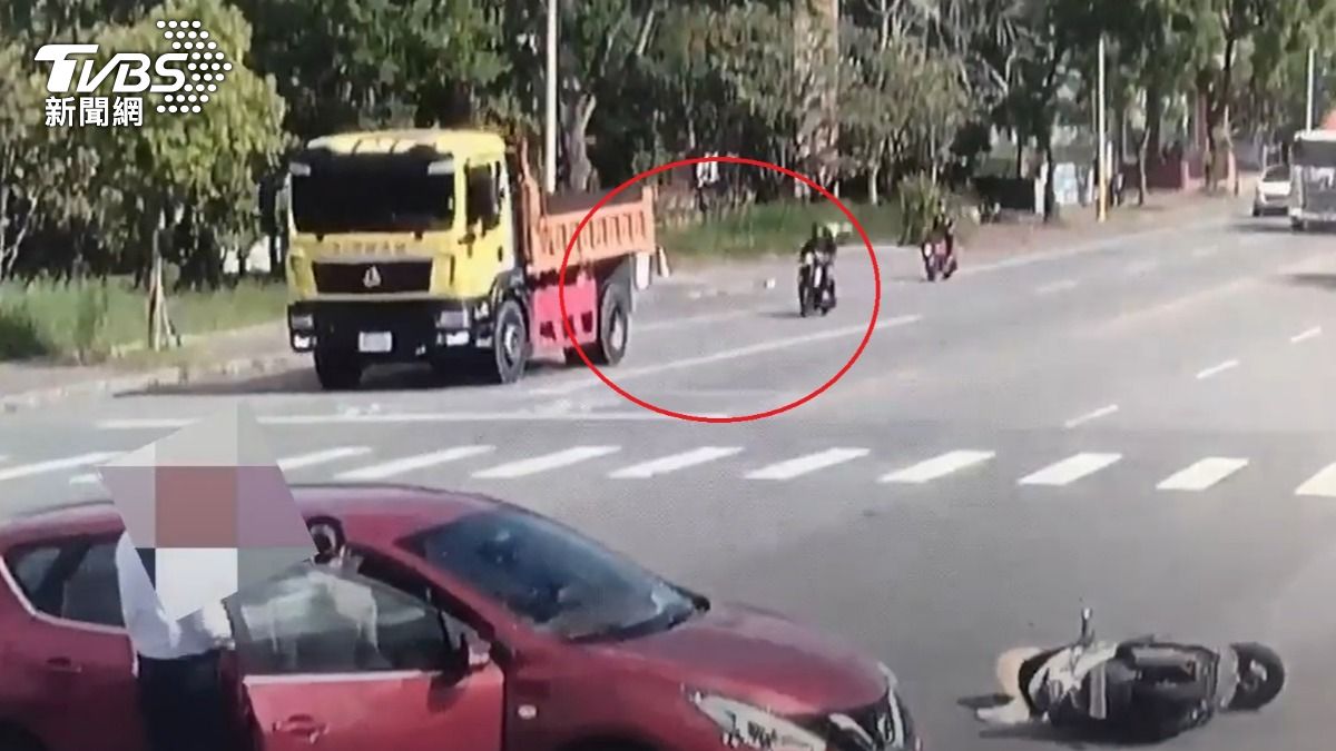 分心多看一眼路口車禍,下秒猛撞前方砂石貨車。(圖/TVBS)