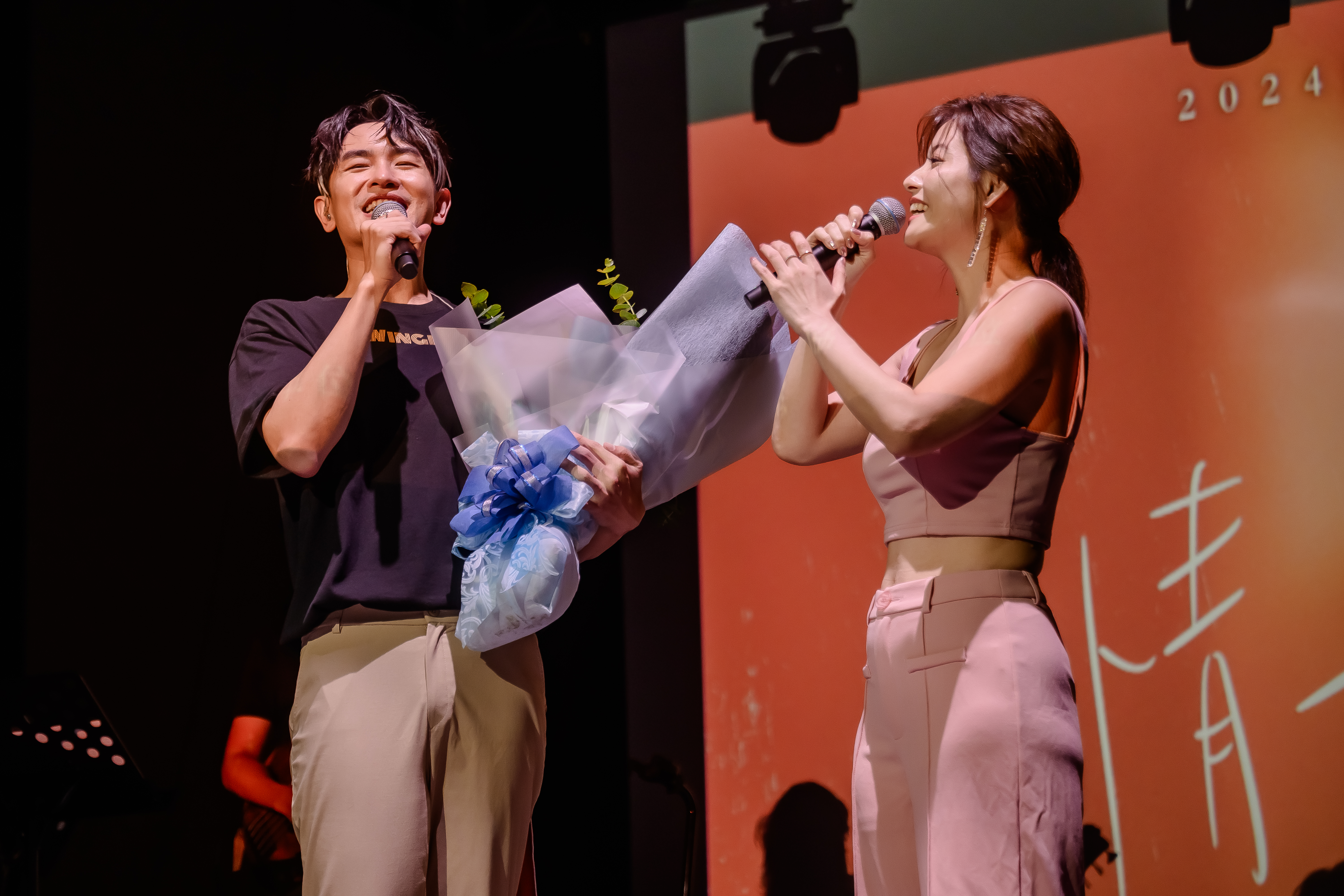 陳謙文好友王樂妍上台獻花,打趣笑稱是他的「緋聞女友」。(圖/葡萄長文創工作室提供)