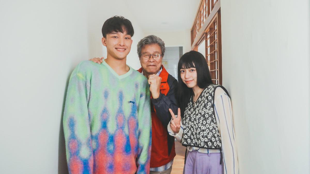 楊烈(中)幫沒有才能拍MV。(圖/華研音樂提供)
