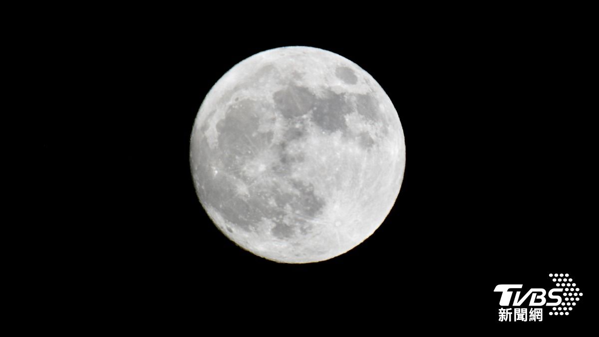 多圖/9年來最大中秋月 超級月亮+土星合月「本世紀僅今年」
