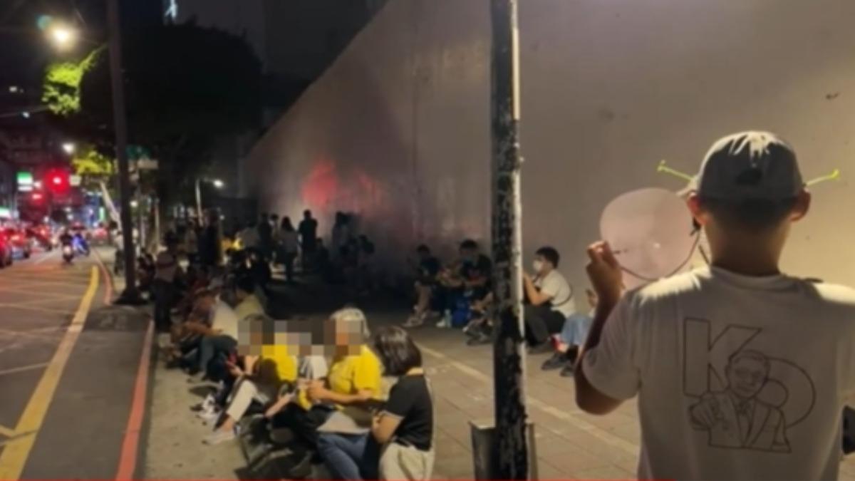 約有80名小草聚集，民眾黨組織部副主任林昭印也到場直播。（圖／翻攝林昭印YT）
