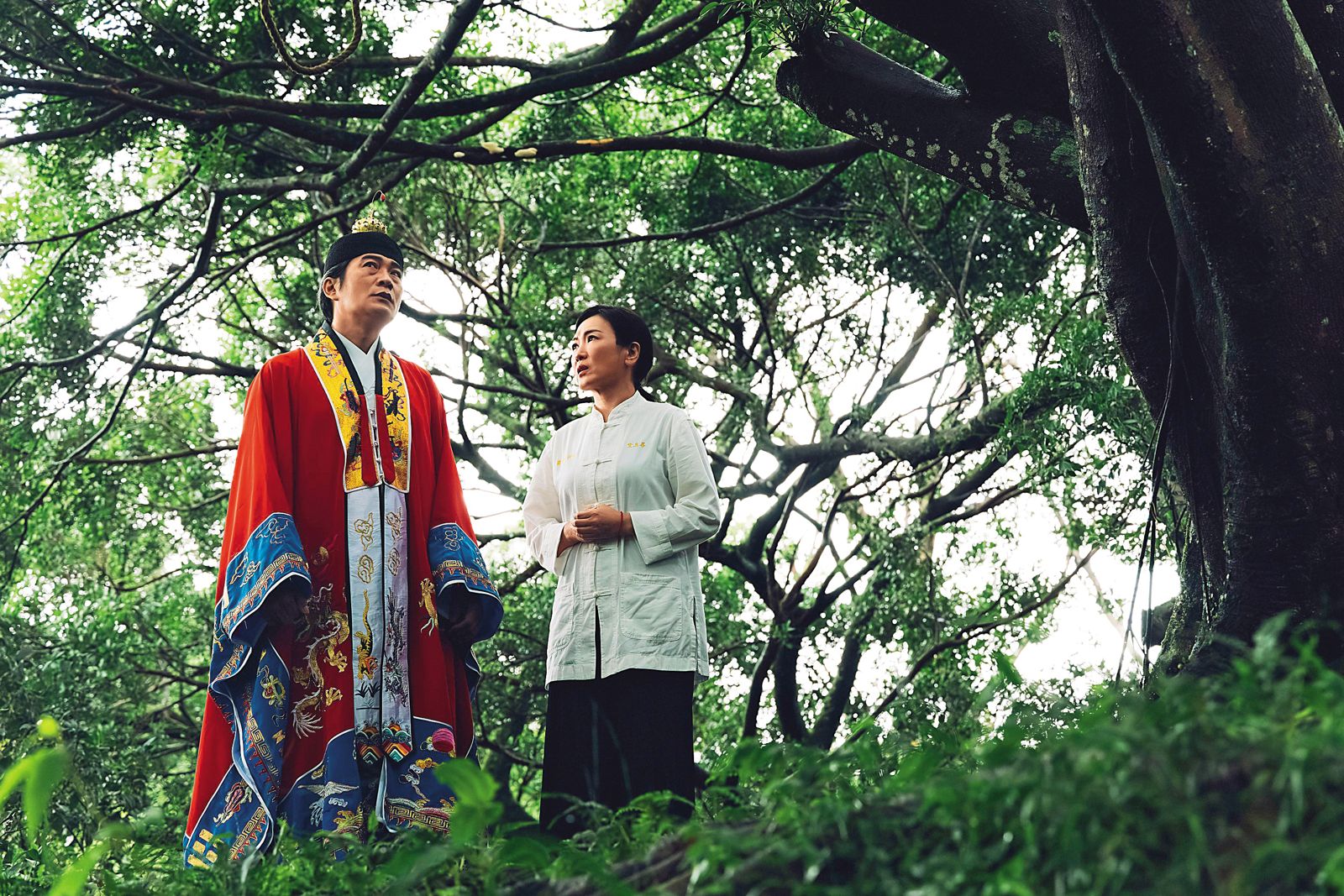 姚黛瑋(右)在《幸福房屋事件簿》演宮廟住持,和飾演道長的演員對戲,因入戲太深,她一度招陰。(圖/翻攝自幸福房屋事件簿)