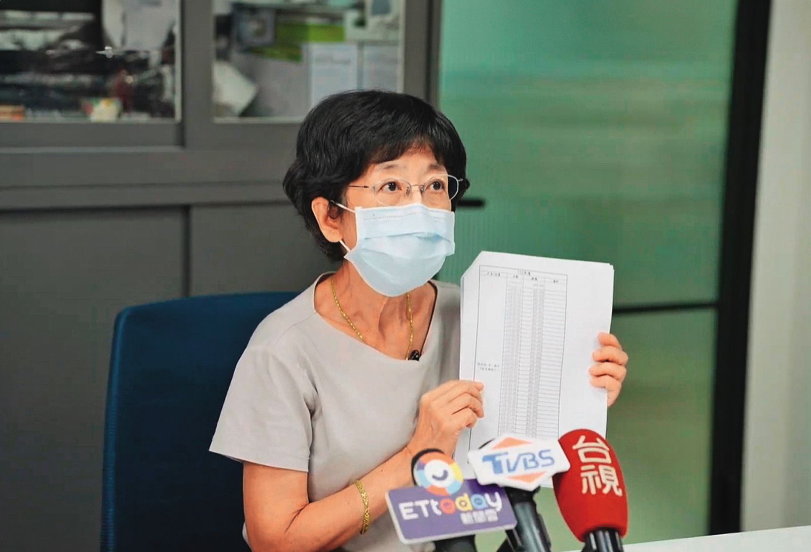 陳佩琪只找特定媒體試圖說明金流,疑點仍未講清楚,令外界砲轟連連。(圖/民眾黨提供)