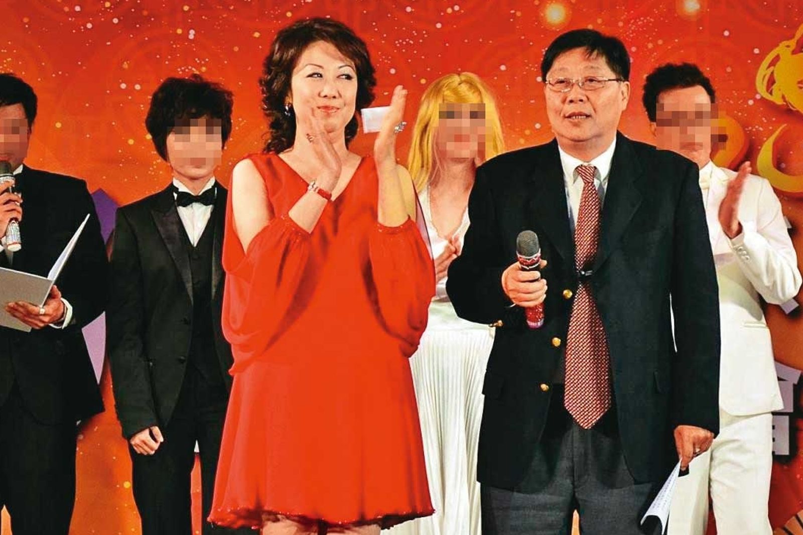 袁昶平(前右)與前妻魏雲菱(前左)近年來已鮮少一同出席公開場合,2人並於今年初辦妥離婚手續。(圖/翻攝自葳格高中官網)