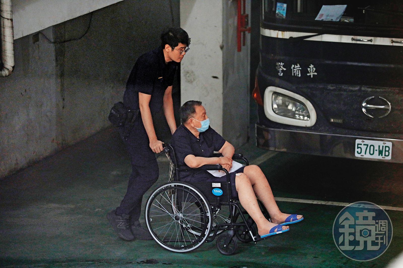 威京集團創辦人沈慶京(右)涉收賄遭收押,他稱身體不適向法院聲請具保停押。(圖/鏡週刊)