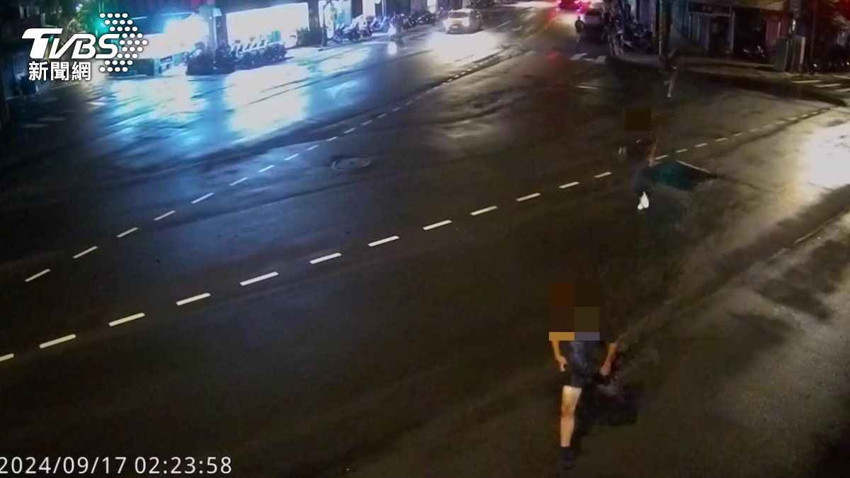 監視器拍下林男在大街上被業者追逐毆打。（圖／TVBS）