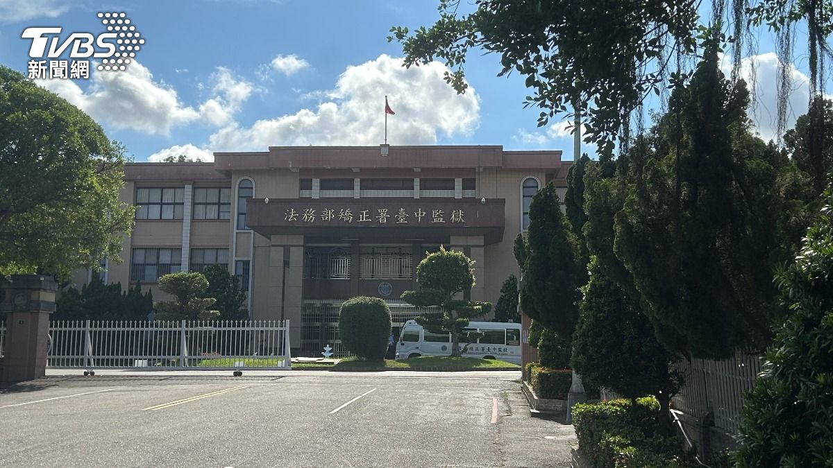 黃男聘請舞獅團、鋼管女郎在台中監獄大門前表演慶祝。(圖/林冠丞攝)