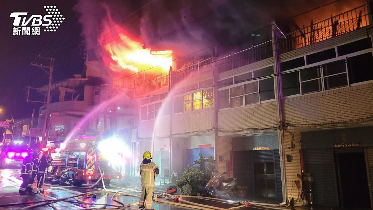 中秋夜火警連發!嘉義深夜11棟民宅狂燒 警消疲奔命灌救