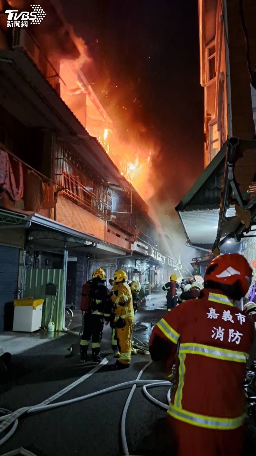 嘉義市文化路民宅也傳出火警,現場道路狹小,增加警消灌救難度。(圖/TVBS)