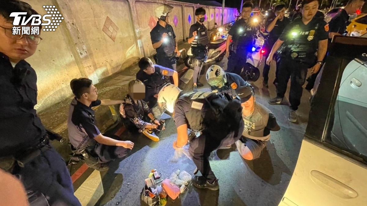 警方逮捕2名嫌犯並起出毒品等證物。(圖/TVBS)
