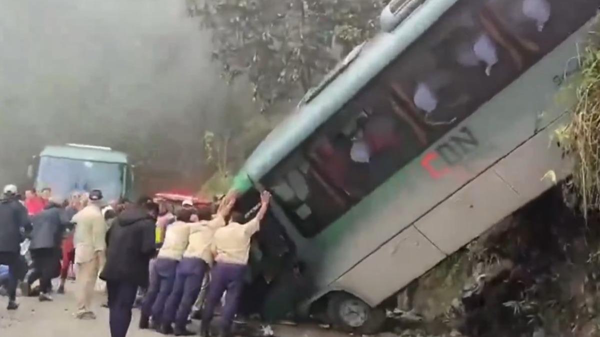 巴士車頭朝下、卡在山坡上。(圖/翻攝自X@cuscopost)