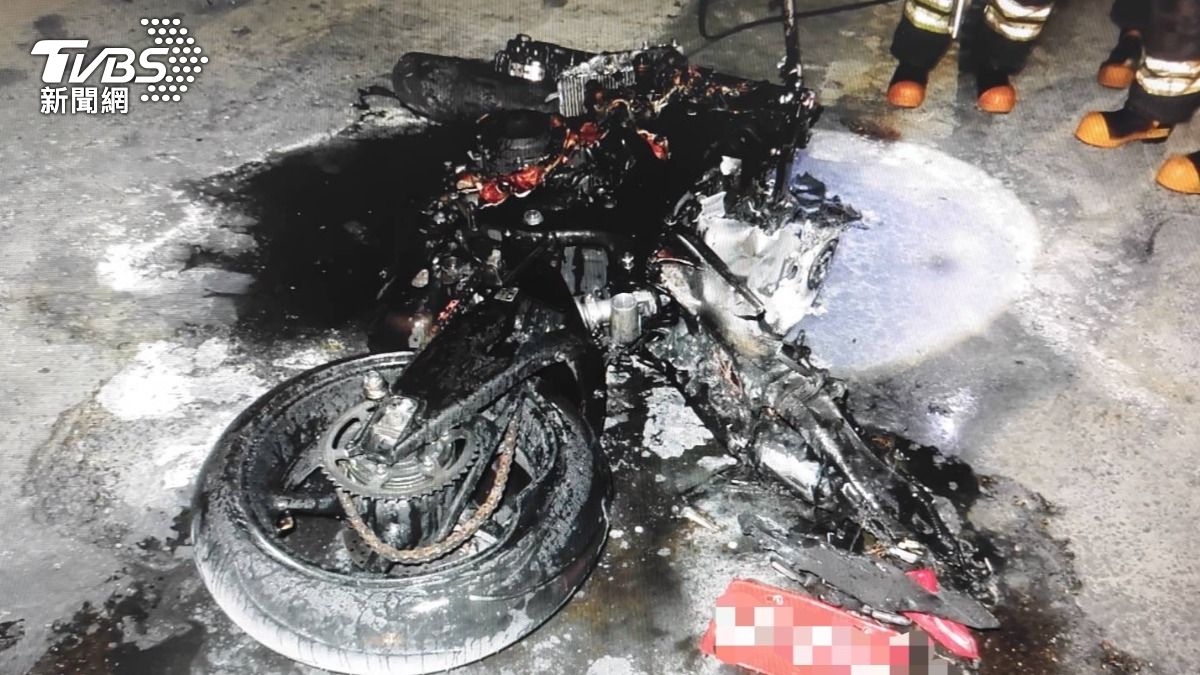 中秋夜驚悚火燒車!酒駕男逆向衝撞逃了 重機慘成「焦黑殘骸」