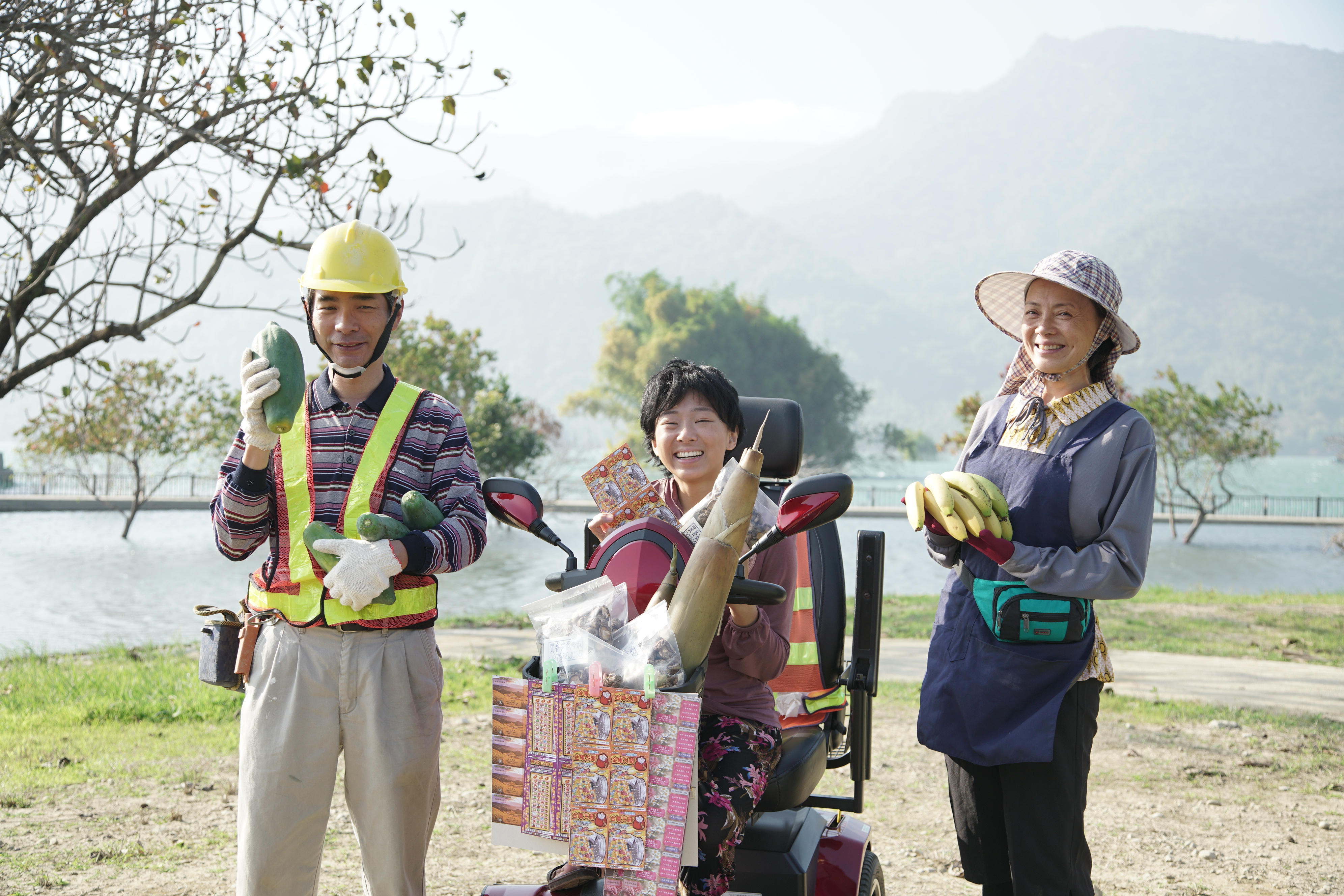 淑勤(右)、謝其文(左)與杜蕾(中)飾演住在嘉義大埔的一家人。(圖/大愛電視提供)