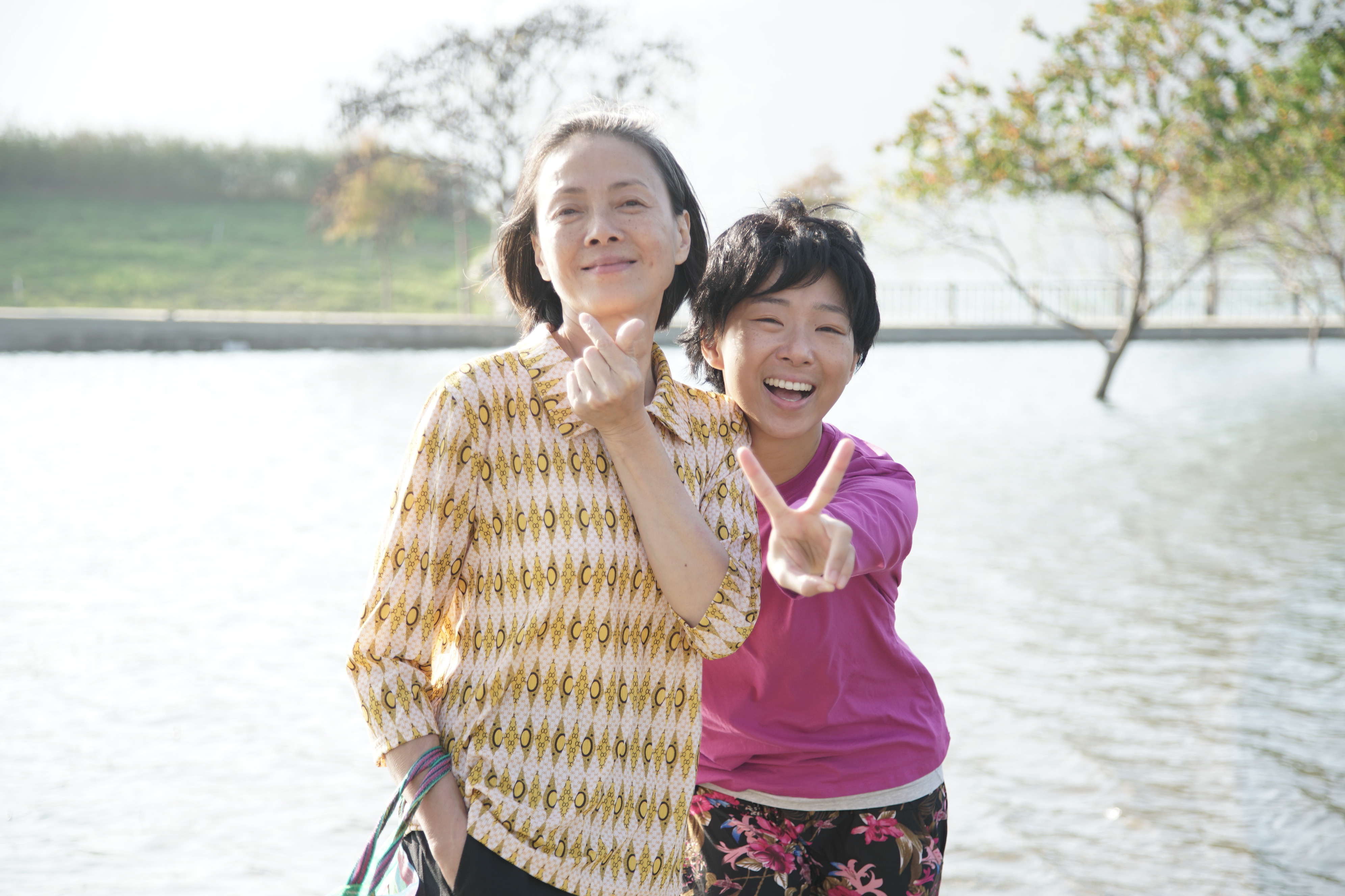 柯淑勤（左）與女兒杜蕾（右）首度合作戲劇便是演母女。（圖／大愛電視提供）