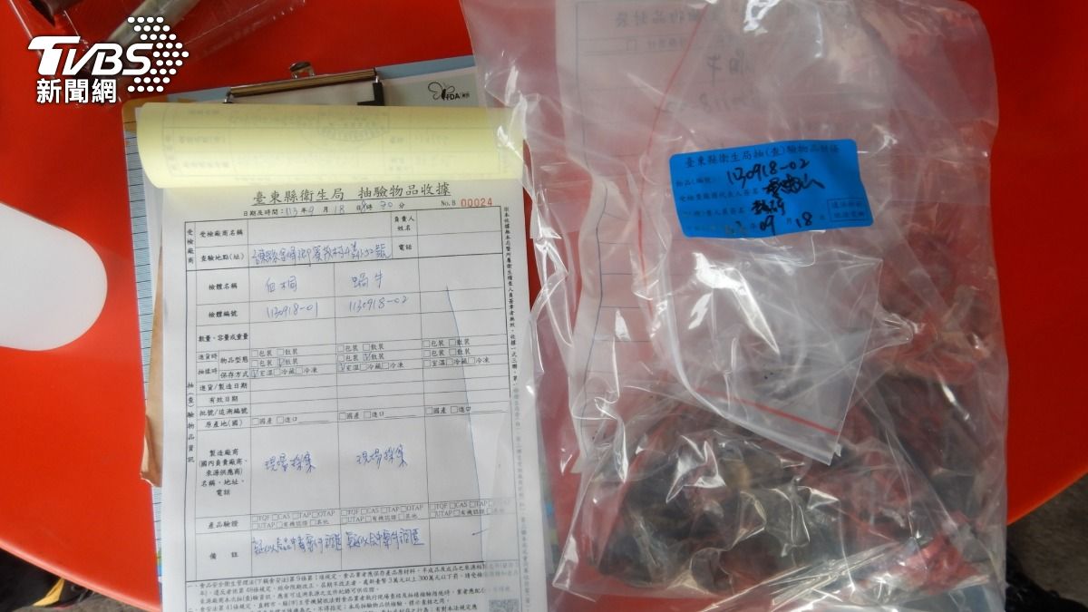 衛生局事發現場採集製作阿粨的「血桐葉」及「蝸牛」並送驗。(圖/TVBS)