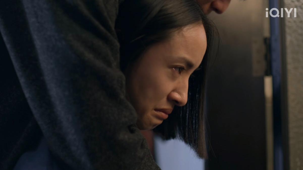《不夠善良的我們》林依晨展現陰狠一面詛咒婆婆。(圖/翻攝自愛奇藝)