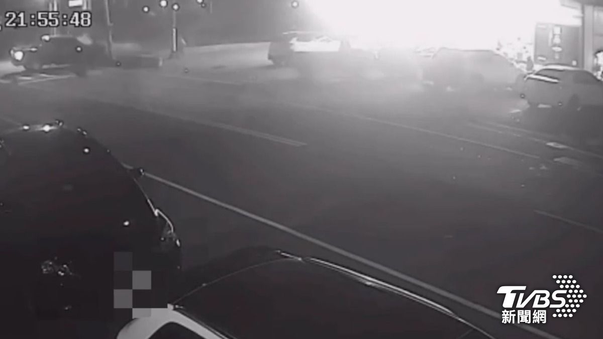 有片／新竹驚悚車禍！酒駕男高速衝電桿　還害貨車「原地轉2圈」