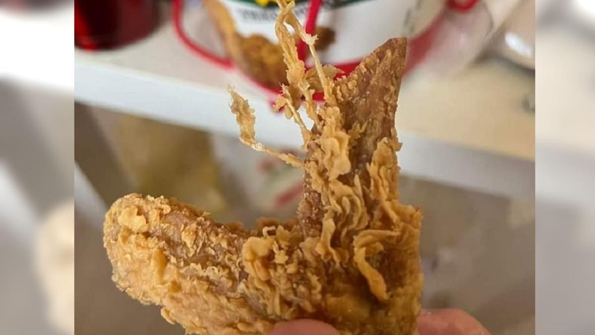炸雞翅驚見「4根粗雞毛」!他怒:出餐沒在看? 拿坡里發聲致歉