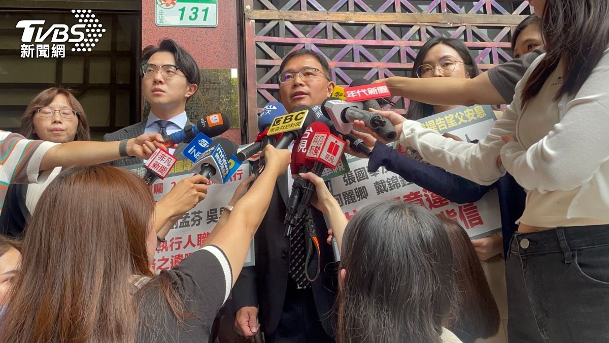 張國煒律師團向北檢按鈴提告刑事背信罪。(圖/潘千詩攝)