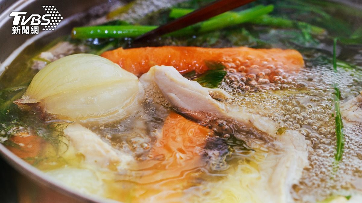 陸婆婆什麼都想吃!廚房濕巾入菜 擦完灶台「包料燉雞湯」