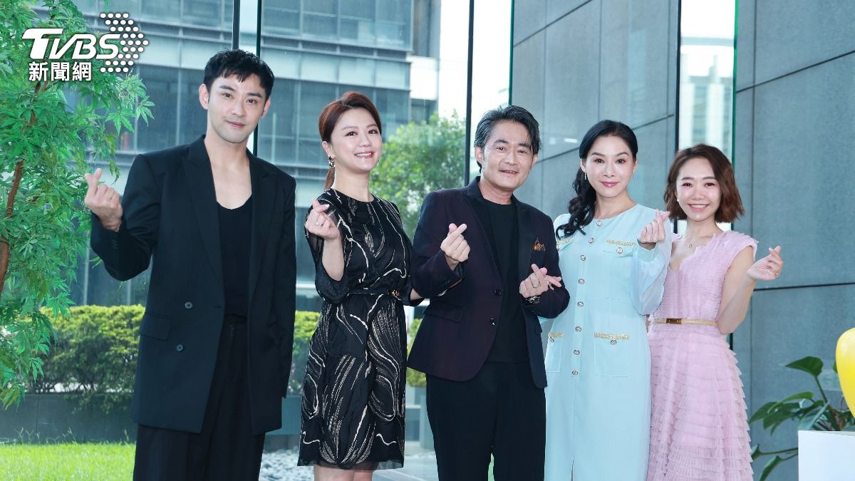 潘柏希、苗真、江國賓、陳柏渝、何依霈一同出席《願望》新卡司公布會。(圖/黃城碩攝)
