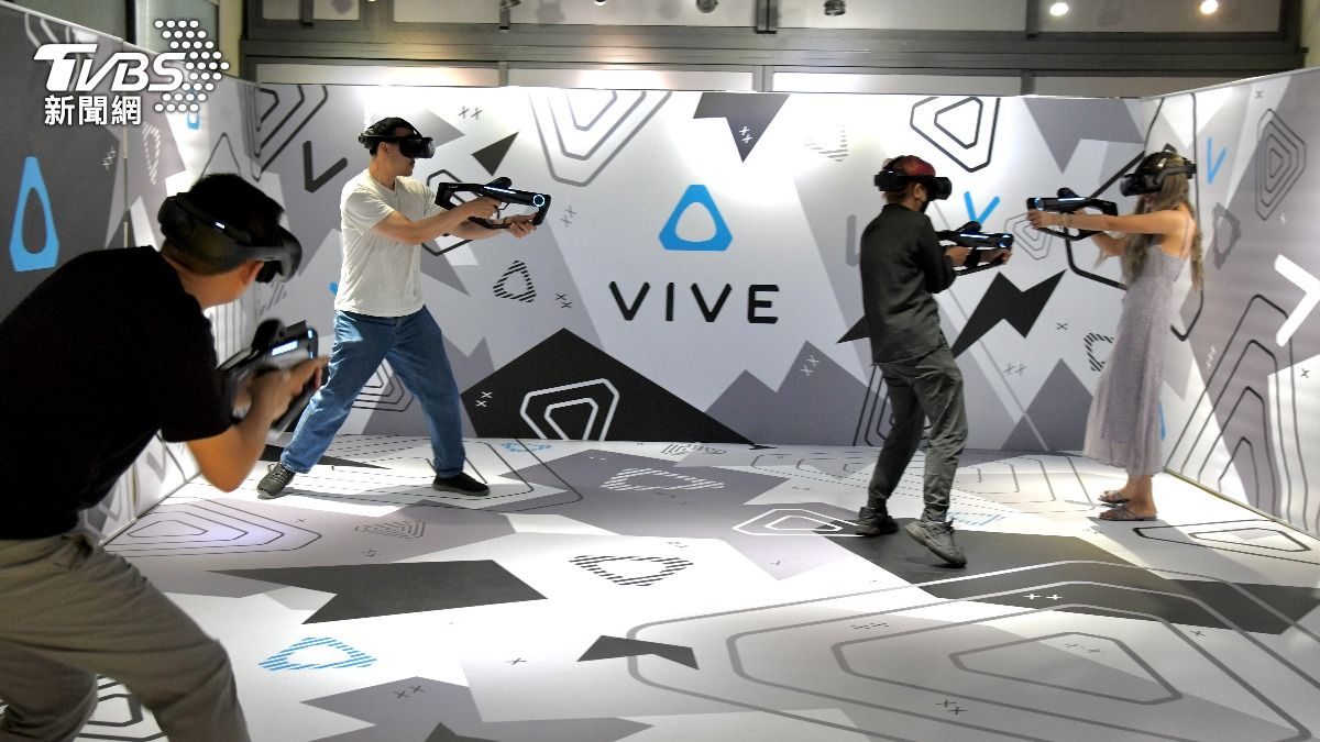 VIVE Focus Vision進行多人射擊遊戲。(圖/胡瑞麒攝)