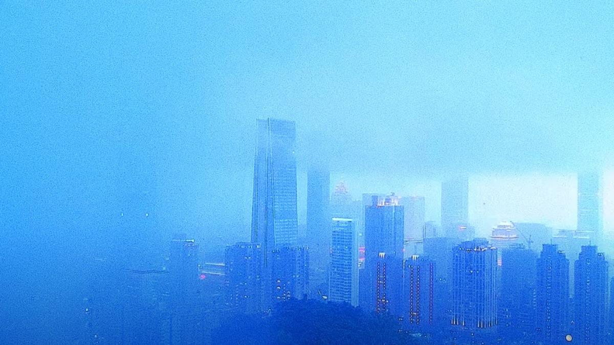 巨大閃電掃過北部!落雷劈開暴雨 「101被吞噬」瞬間曝