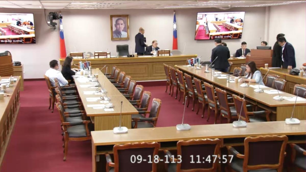 綠提挺台動議!批藍白甩頭就走 黃捷:人民選你們做立委幹嘛