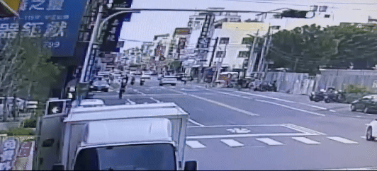 兩車在路口發生碰撞。（圖／TVBS）