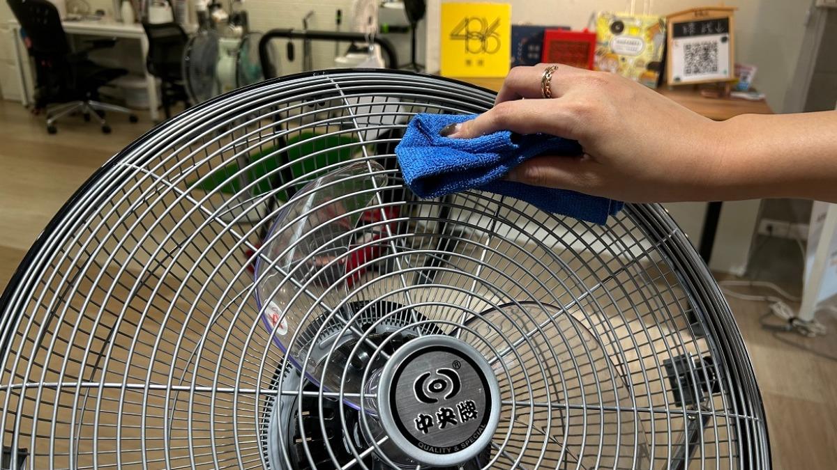 電扇積塵危險高!恐誘發過敏 家事達人教「這招」輕鬆清