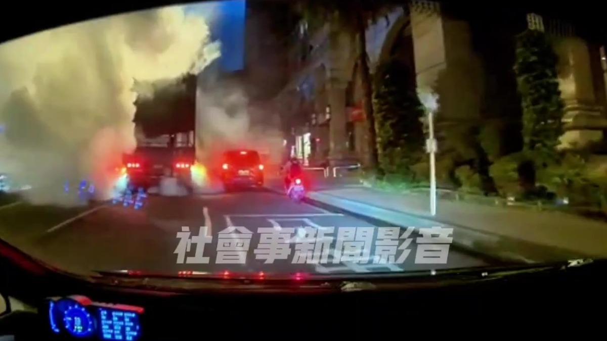 網友遇到連環車禍,現場車輛故障狂燒胎冒出大量白煙。(圖/社會事新聞影音)