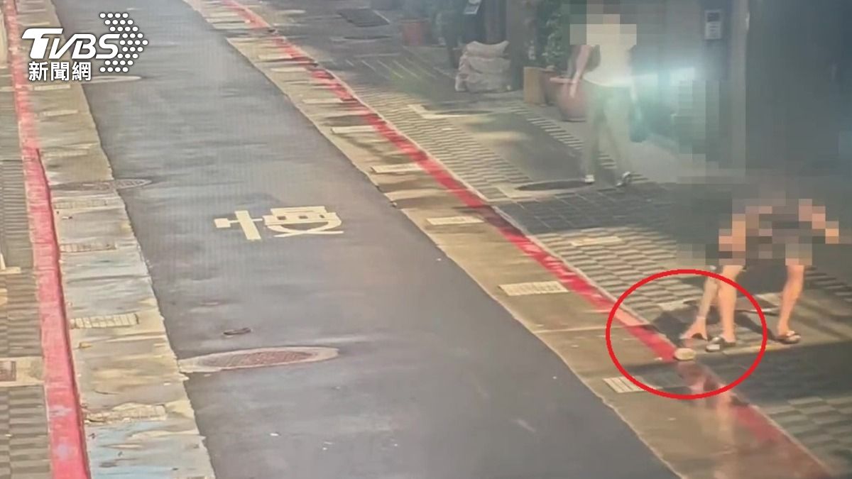 感情糾紛遷怒店家?男持磚頭猛砸酒吧大門 老闆一看:是常客