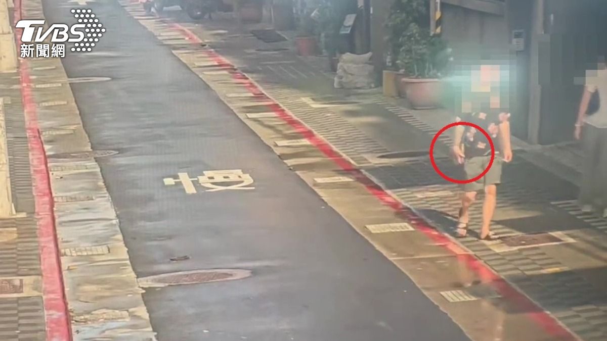 監視器拍下男子手持磚頭步行前往酒吧。(圖/TVBS)