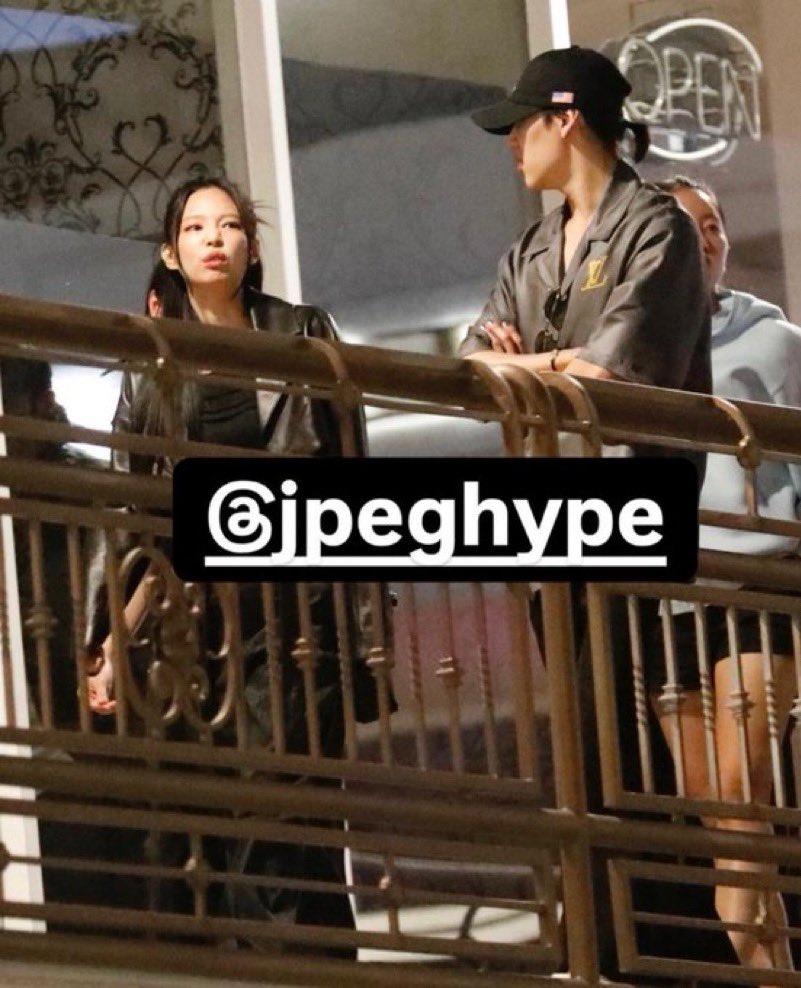 Jennie(左)被拍到跟BamBam在美國共進晚餐。(圖/翻攝自Theqoo)