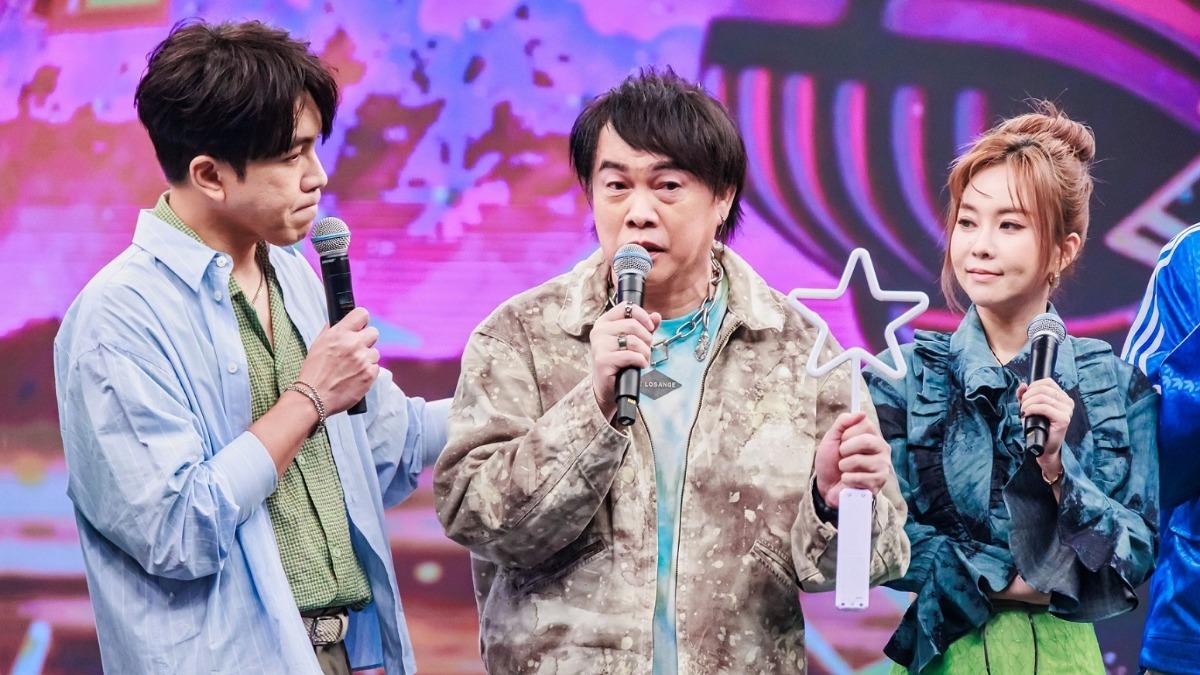 康康(中)提起往事一度哽咽。(圖/中視提供)