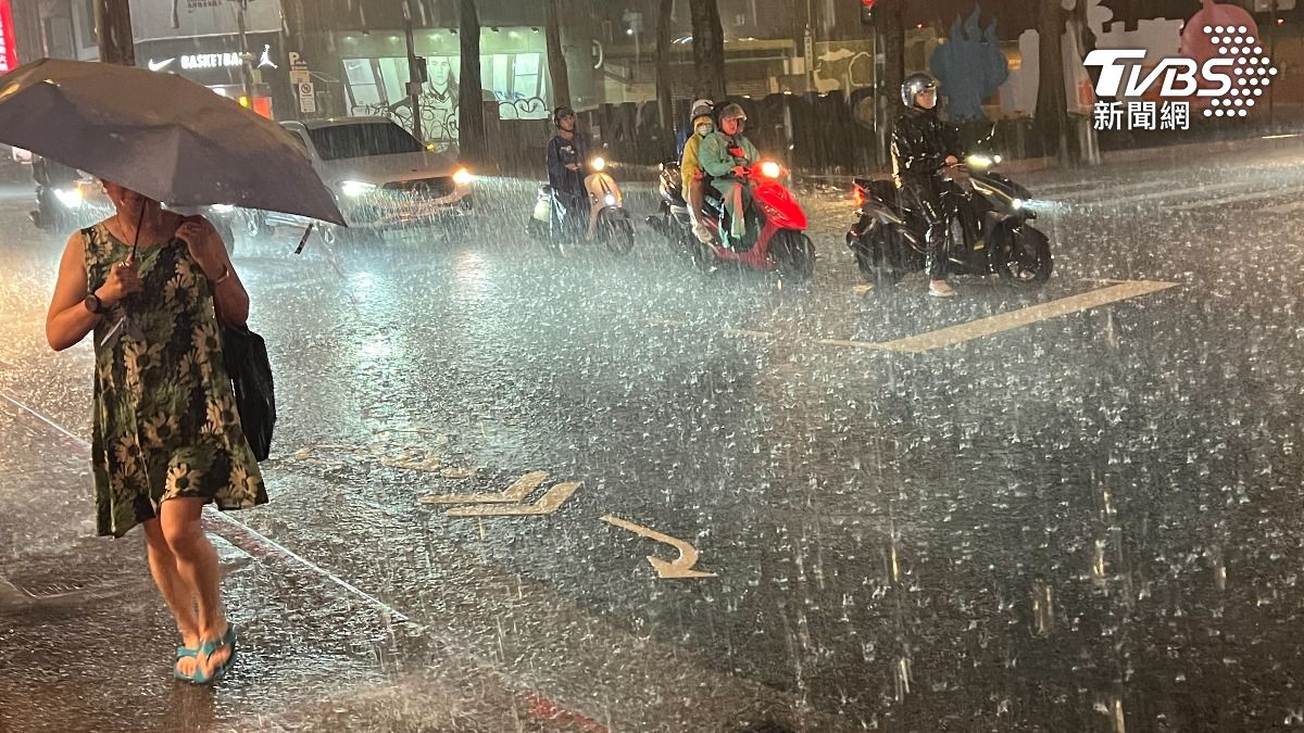天氣/雨彈還沒完!明日「狂轟北台灣」 這天趨緩隔日再炸一波