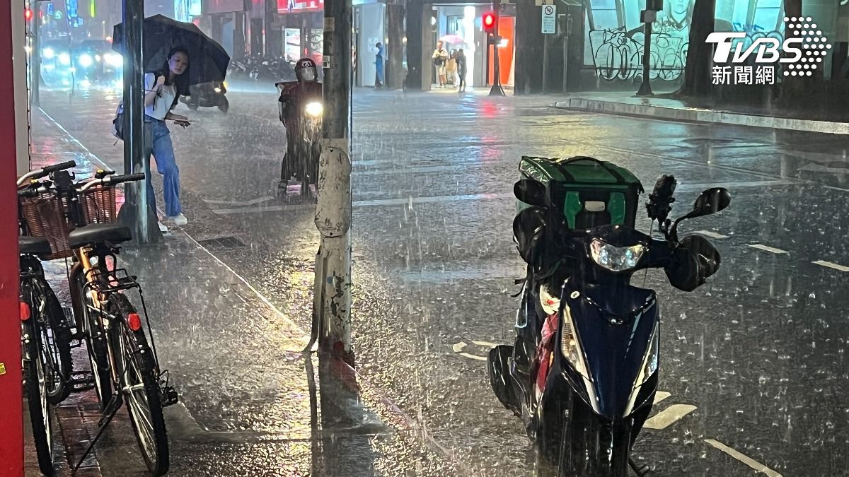 颱風夜暴雨狂轟猛炸!2縣市「超大豪雨特報」